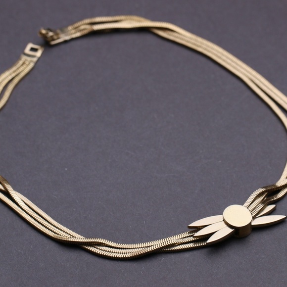 Vintage Monet Gold Tone Daisy Necklace - Picture 4 of 4